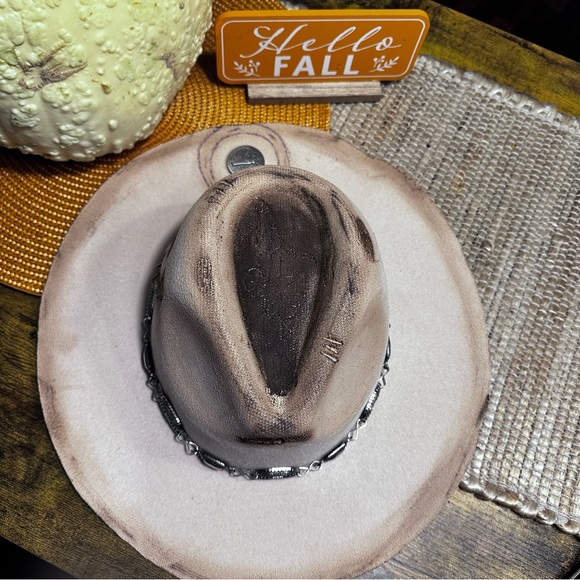 Buck Horn and  Horseshoe Burnt Rancher with Unique Concho and Concho Band. - Picture 5 of 12